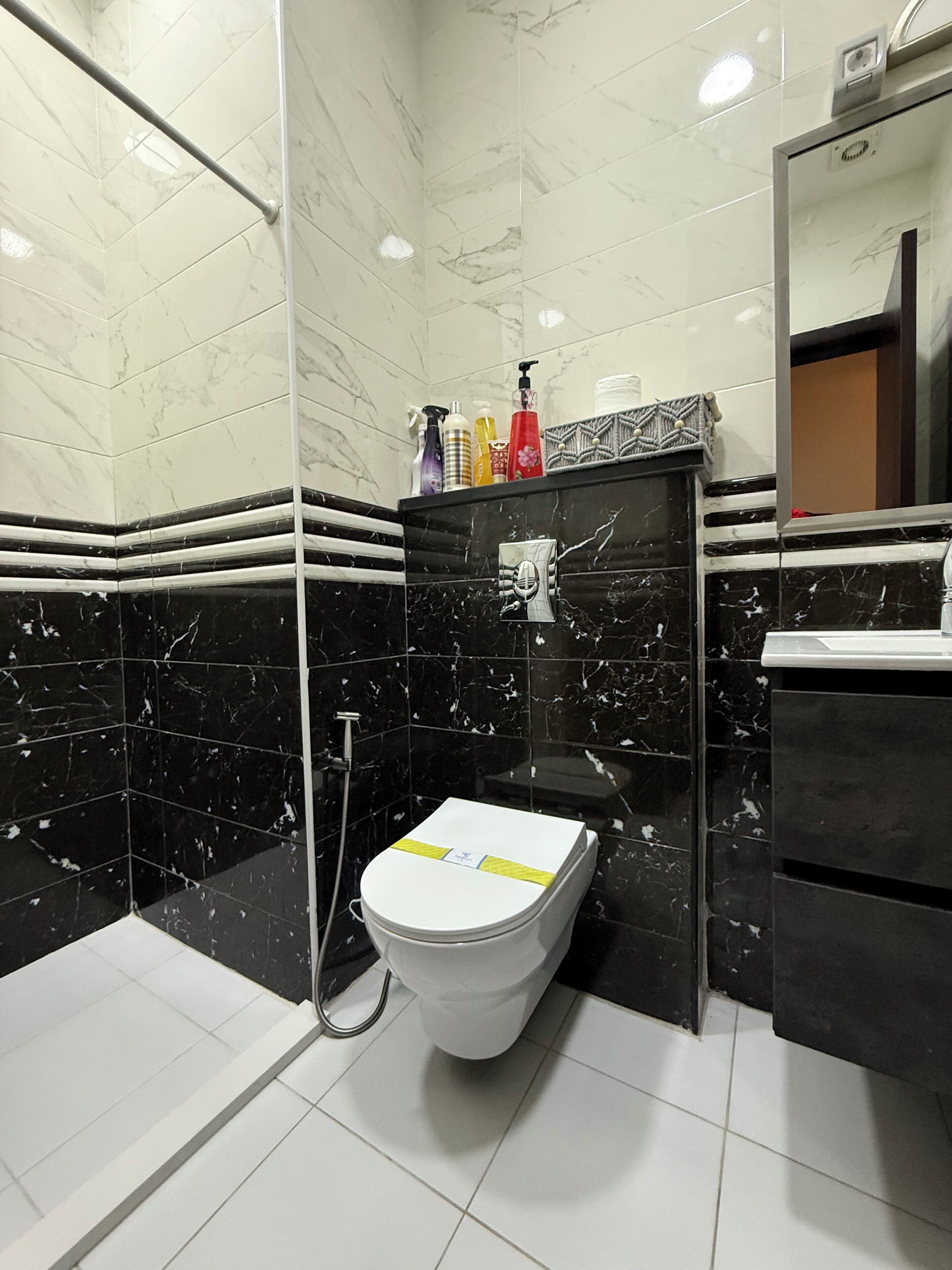 Douche, sèche-cheveux, bidet, serviettes fournies