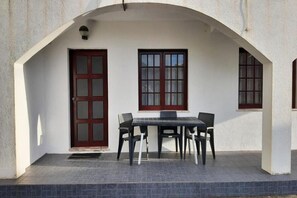 Outdoor dining - Mother-in-law's House 2 (Fajã Grande)
