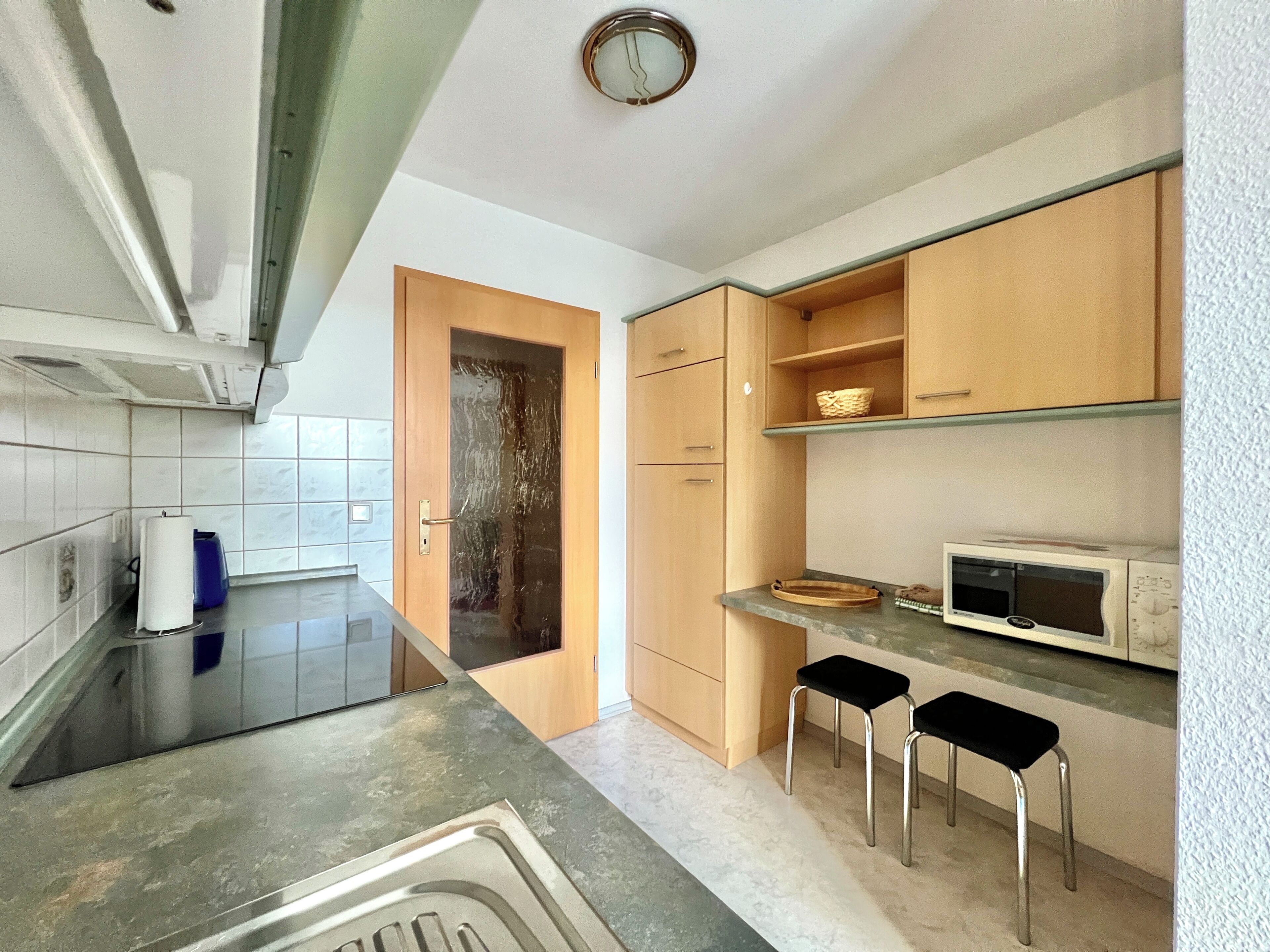 Wasserkocher mit Kaffee-/Teezubehör, Kühlschrank, Mikrowelle, Ofen