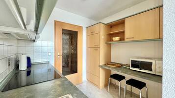 Wasserkocher mit Kaffee-/Teezubehör, Kühlschrank, Mikrowelle, Ofen