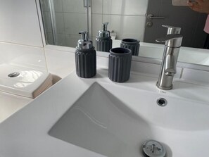 SĂšche-cheveux, serviettes fournies, savon, papier toilette