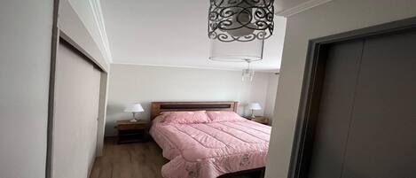 3 dormitoris, escriptori, planxa i posts de planxar i wifi gratuïta