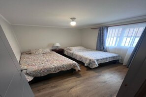 3 makuuhuonetta, työpöytä, silitysrauta/-lauta, ilmainen Wi-Fi