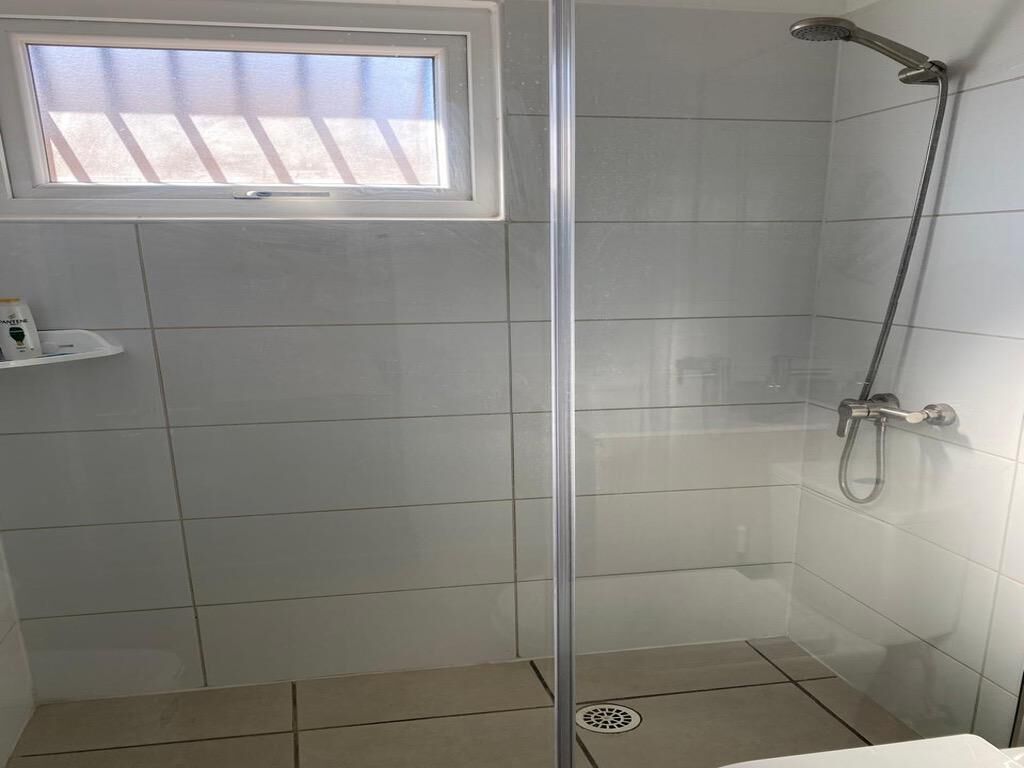 Secador de pelo, toallas, jabón, papel higiénico