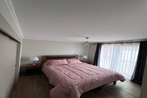 3 bedrooms, desk, iron/ironing board, free WiFi