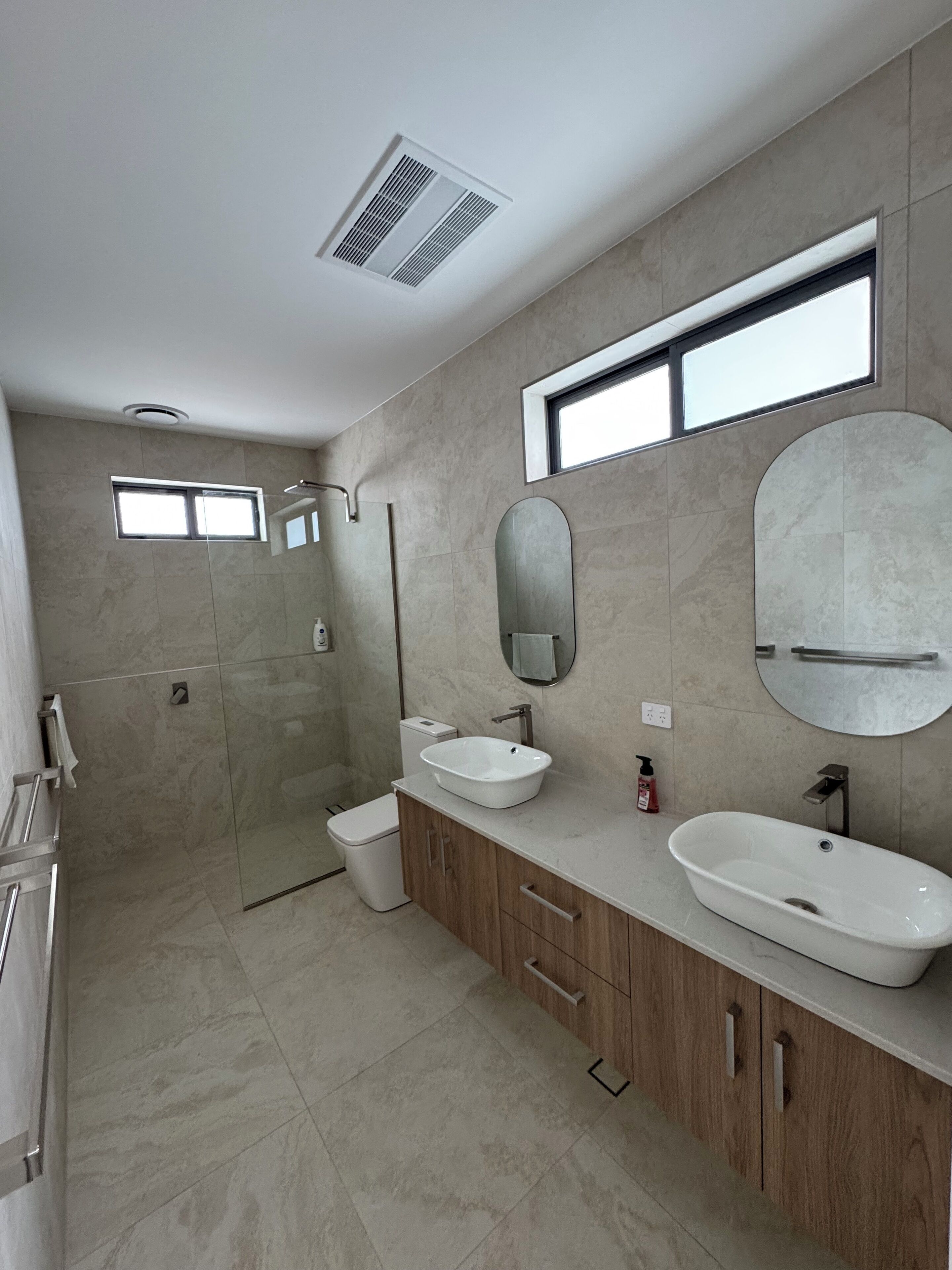 Dusche, Handtücher, Seife, Toilettenpapier