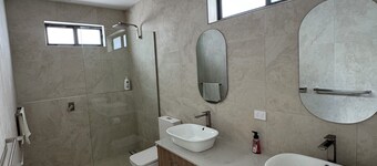 Lake Albert Retreat - Entire Apartment on the shores of Lake Albert