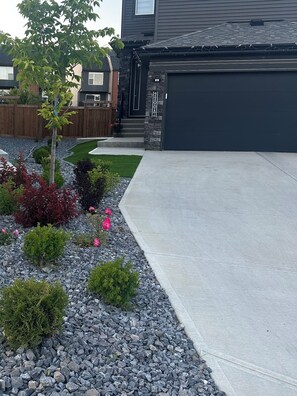 Property grounds - Folte's Home Away from Home 2 bedroom Basement Suite (Edmonton)