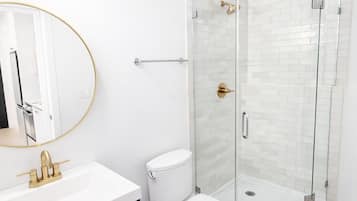 Serviettes fournies, savon, shampoing, papier toilette