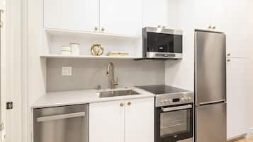 Refrigerador, microondas, horno y parrilla de estufa