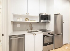 Réfrigérateur, micro-ondes, four, plaque de cuisson