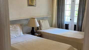 Classic-Apartment, Gartenblick | Schallisolierte Zimmer, Bügeleisen/Bügelbrett, kostenloses WLAN