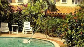 Hồ bơi ngoài trời