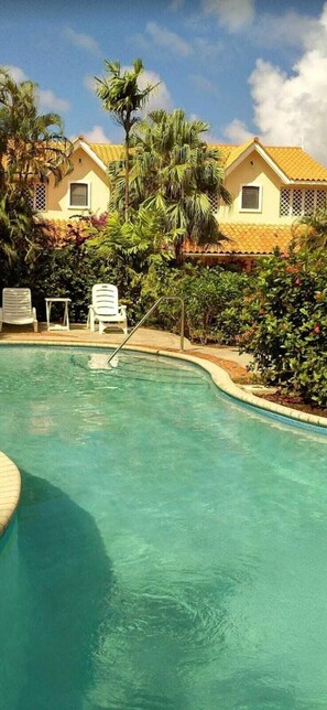 Hồ bơi ngoài trời