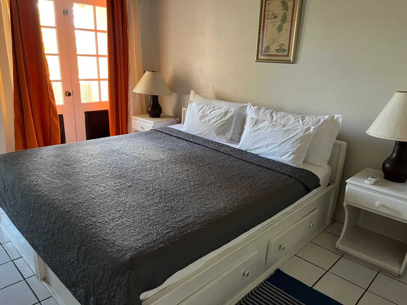 Sistema de insonorización, tabla de planchar con plancha y wifi gratis 