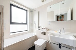 Eco-friendly toiletries, hair dryer, towels, soap - Chic 1 bed apartment at Kings Cross Farringdon (London)