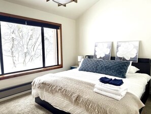 4 bedrooms, desk, iron/ironing board, free WiFi - 3BR + Loft, Palisades Townhome, Ski Shuttle (Placer County)
