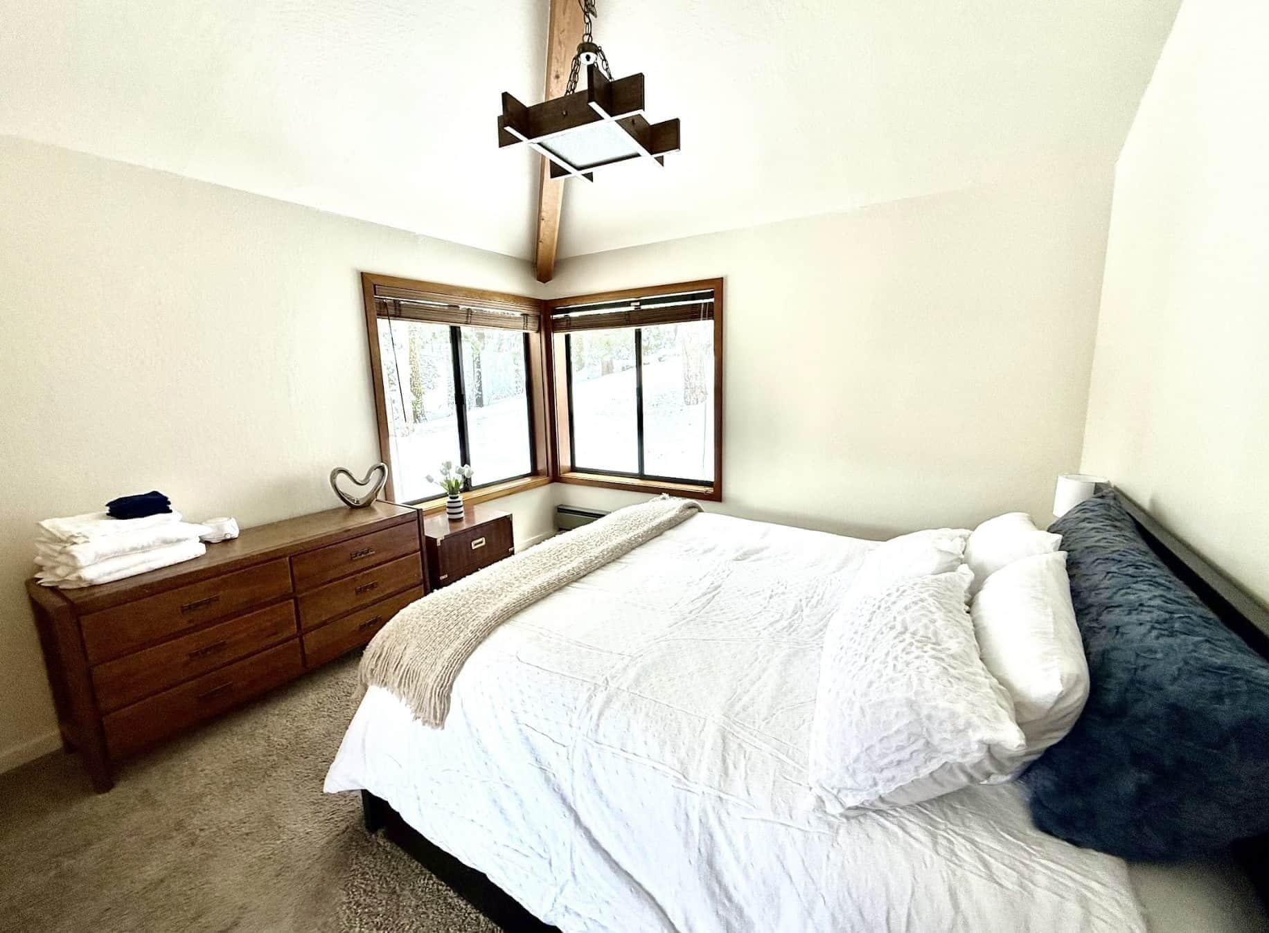 4 bedrooms, desk, iron/ironing board, free WiFi