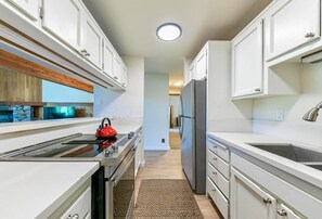 Coffee/tea maker, fridge, microwave, oven - 3BR + Loft, Palisades Townhome, Ski Shuttle (Placer County)
