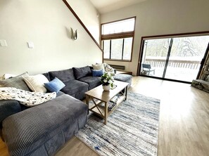 Smart TV, fireplace - 3BR + Loft, Palisades Townhome, Ski Shuttle (Placer County)