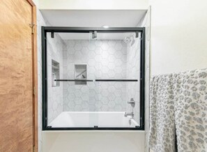 Hair dryer, towels, toilet paper - 3BR + Loft, Palisades Townhome, Ski Shuttle (Placer County)