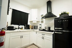 Oven, stovetop - Your Calm Escape  Modern Guesthouse ADU Sanctuary (San Bernardino)