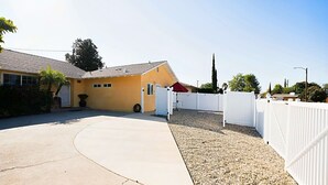 Property grounds - Your Calm Escape  Modern Guesthouse ADU Sanctuary (San Bernardino)