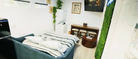 Iron/ironing board, Internet, bed sheets