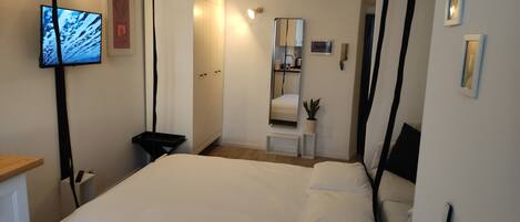 WiFi, bed sheets