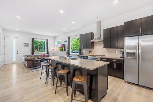 Modern new 4BR Home near NoDa & Downtown