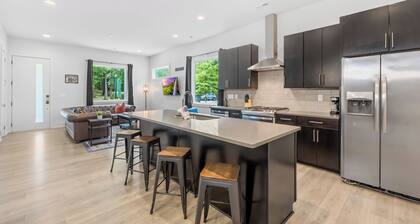 Modern new 4BR Home near NoDa & Downtown