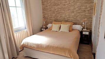 1 slaapkamer, een bureau, een strijkplank/strijkijzer, gratis wifi