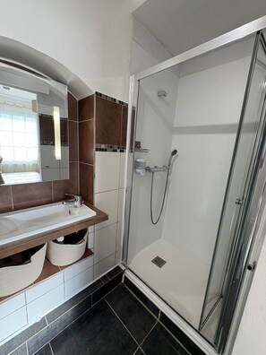 Een douche, een haardroger, handdoeken, zeep