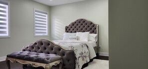 Iron/ironing board, internet, bed sheets - Charming Deluxe Room (Brampton)