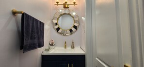 Hair dryer, bidet, toilet paper - Charming Deluxe Room (Brampton)