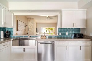 Fridge, microwave, oven, stovetop - Casa Solera in Desert Falls- Bike, Golf Tennis Gym & Pools- Coachella & El Paseo (Palm Desert)