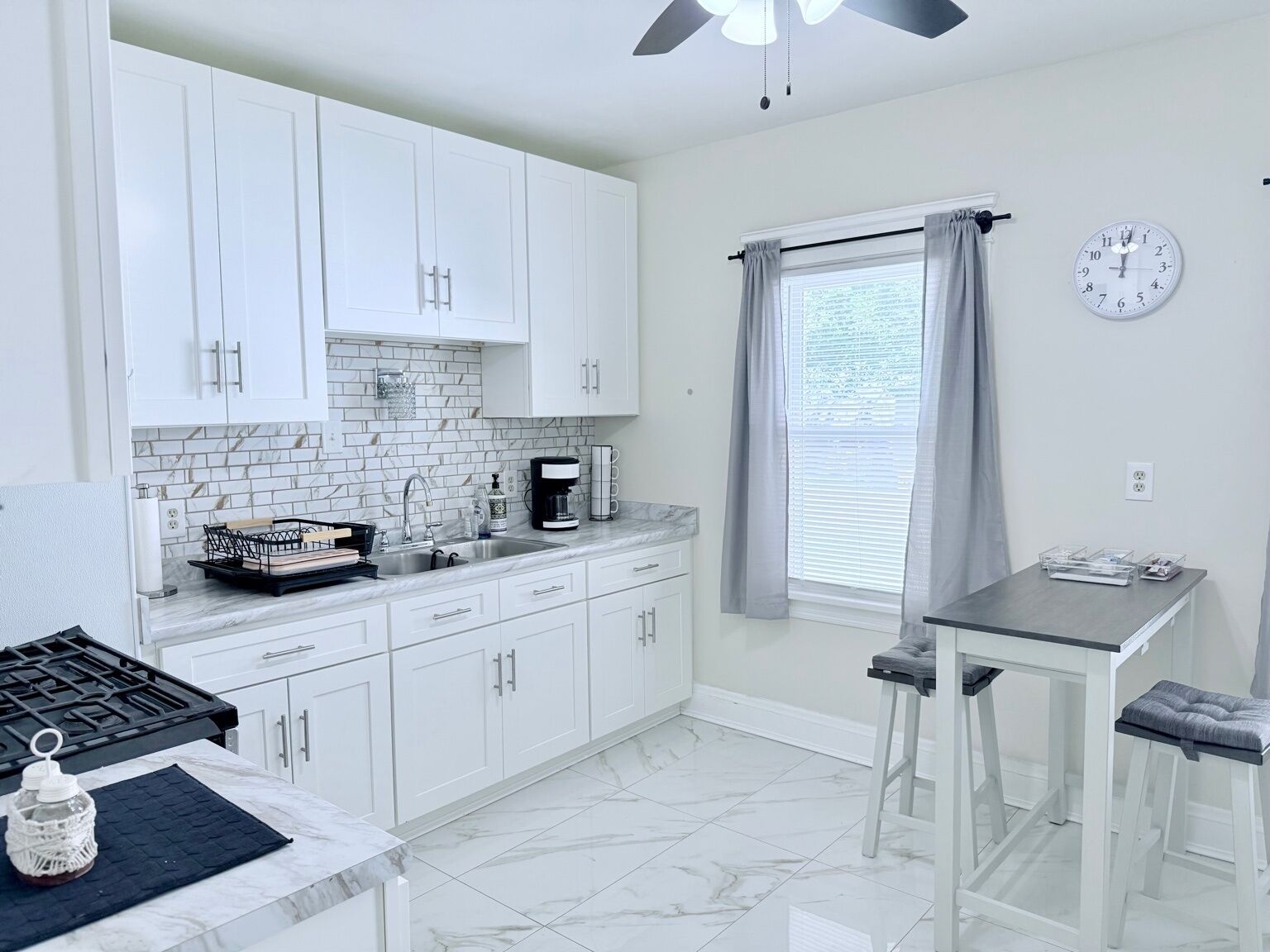 Kylskåp, mikrovågsugn, ugn och spishäll