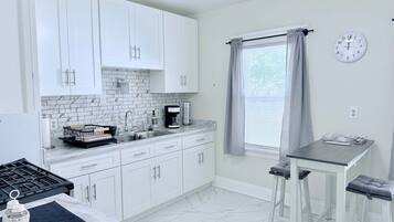 Kylskåp, mikrovågsugn, ugn och spishäll