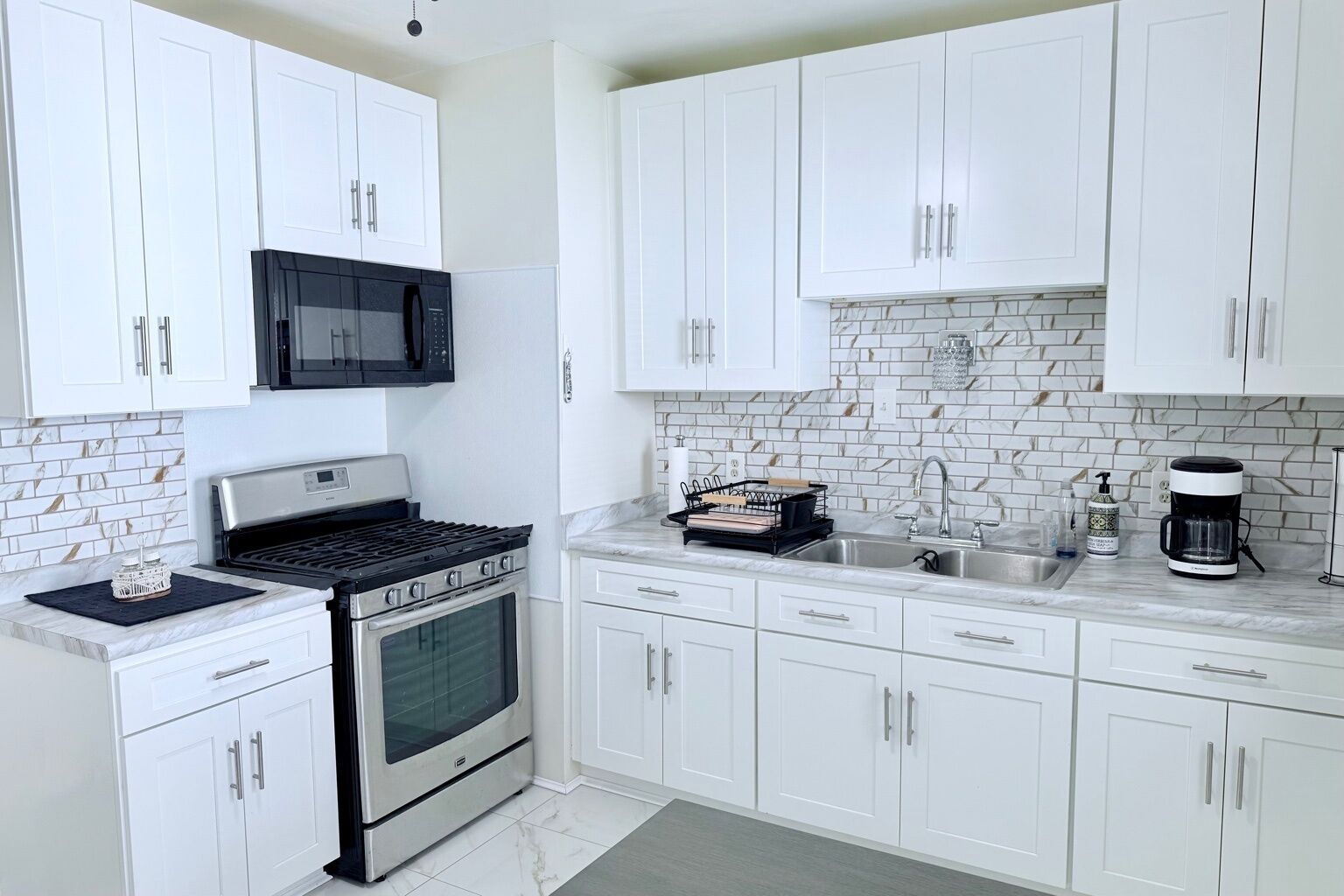 Een koelkast, een magnetron, een oven, een kookplaat