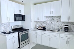 Køleskab, mikrobølgeovn, ovn, kogeplade