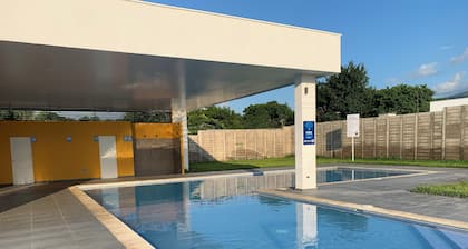 Charming 2-bedroom house with AC and swimming pool access in Ciudad Marsella