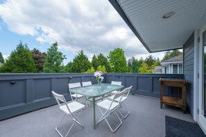 Outdoor dining - Surrey Family Home w/ Patio & Garden – 3BR 2BA (Surrey)