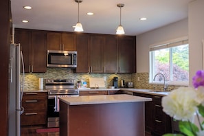 Frigorifero, microonde, piano cottura, lavastoviglie