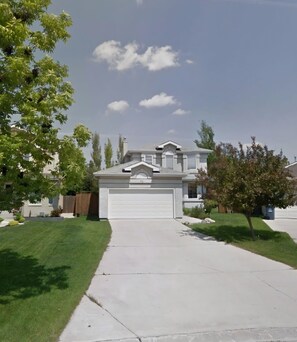 Property grounds - Nice quiet home in island lakes, near St vital, St Boniface, Sagecreek. (Winnipeg)