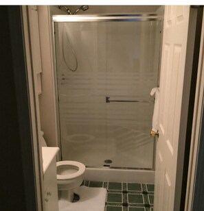 Regadera y papel de baño 