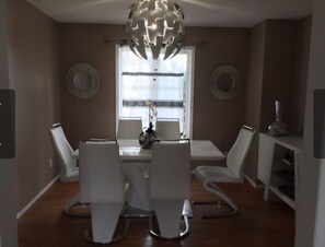 Dining - Nice quiet home in island lakes, near St vital, St Boniface, Sagecreek. (Winnipeg)