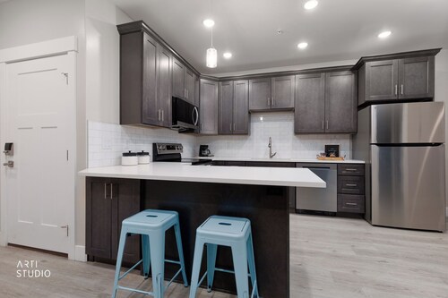Grand Suite – New Construction Beauty! Pets too!