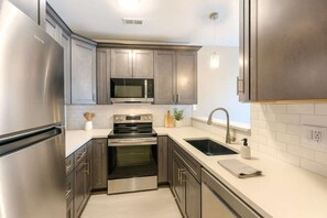 Een koelkast, een magnetron, een oven, een kookplaat