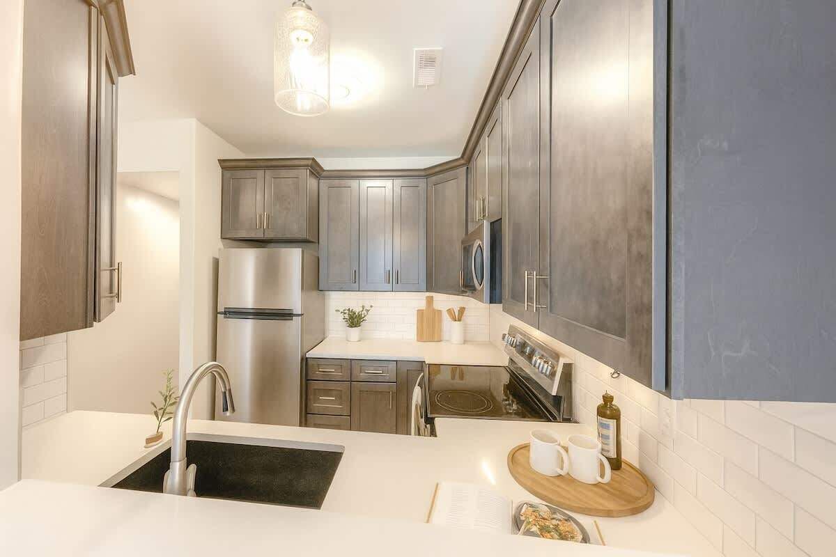 Een koelkast, een magnetron, een oven, een kookplaat