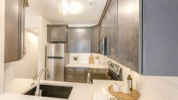 Een koelkast, een magnetron, een oven, een kookplaat